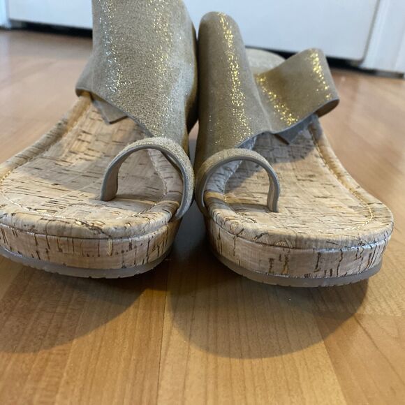 Donald Pliner Gyer Sandals Women's Size 10 Tan Gold Leather Cork Wedge Toe Loop - Picture 10 of 12